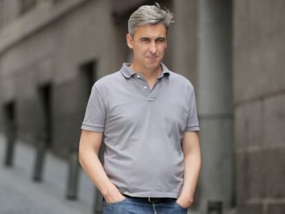 David Ortega, candidato de UPyD al Ayuntamiento, pasea por una calle del centro de la capital.