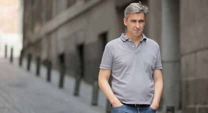 David Ortega, candidato de UPyD al Ayuntamiento, pasea por una calle del centro de la capital.