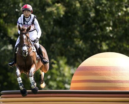 El japonés Toshiyuki Tanaka y su caballo, Marque De Plescop, participando en la prueba de concurso completo de hípica.