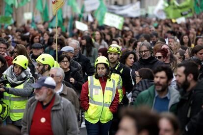 La jornada de huelga coincidió con una protesta laboral de los bomberos de la Generalitat, quienes protagonizaron momentos de tensión al intentar entrar en el Parlament y enfrentarse a la barrera de Mossos d'Esquadra que protegían la entrada.