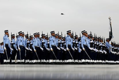 Los cadetes de la Fuerza Aérea de Pakistán marchan durante una ceremonia para conmemorar el día de la Defensa en el mausoleo del fundador de Pakistán, Muhammad Ali Jinnah, en Karachi (Pakistán).