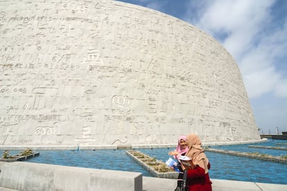 La versión siglo XXI de la legendaria Biblioteca de Alejandría, de la que apenas han quedado vestigios, es una mole de 11 niveles (cuatro de ellos subterráneos) y con cubierta circular en homenaje a Ra, dios del Sol; vidrio y aluminio mezclado con el cemento para reflejar la luz mediterránea, en recuerdo del legendario faro de Alejandría. Unos 6.400 paneles de granito muestran caracteres de todos los alfabetos conocidos del planeta en su fachada (en la foto). Fue oficialmente inaugurada en 2002, milenio y medio después de su antecesora, cerca del lugar que presumiblemente ocupaba aquella en el malecón de la ciudad egipcia para recuperar su “espíritu de apertura y erudición”, en palabras de sus responsables. bibalex.org