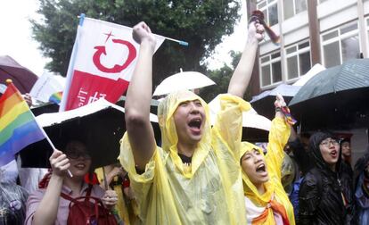Activistas celebran la aprobación del matrimonio gay en Taipei.