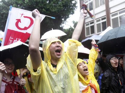 Activistas celebran la aprobación del matrimonio gay en Taipei.