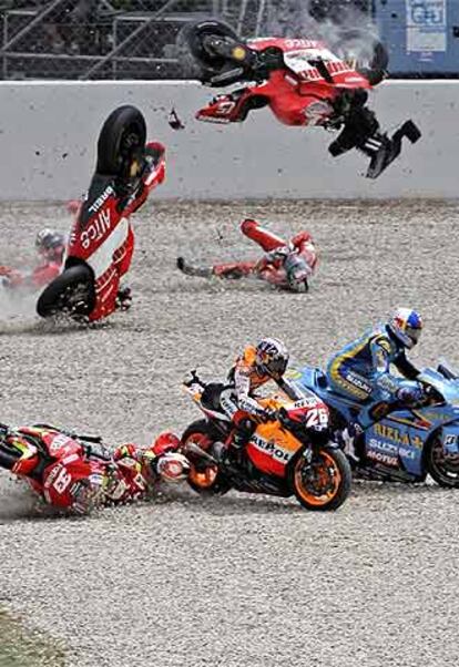 Las Ducati de Capirossi y Gibernau vuelan mientras Melandri permanece caído junto a Pedrosa y Hopkins.