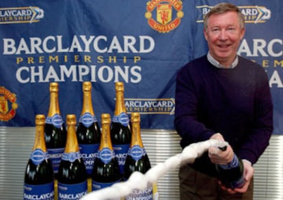 Ferguson celebra su octavo título de Liga con el Manchester United descorchando botellas de champaña.