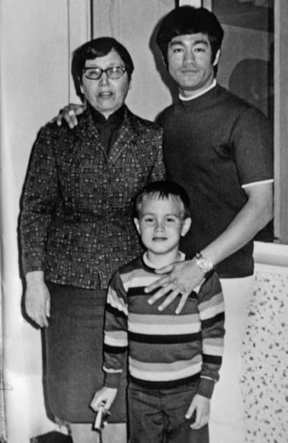 Bruce Lee con su madre y su hijo Brandon en Los Ángeles en la década de los setenta.