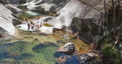 Bañistas en los pilones del río Jerte en la Garganta de los Infiernos, en Cáceres.