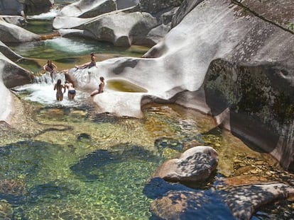 Bañistas en los pilones del río Jerte en la Garganta de los Infiernos, en Cáceres.