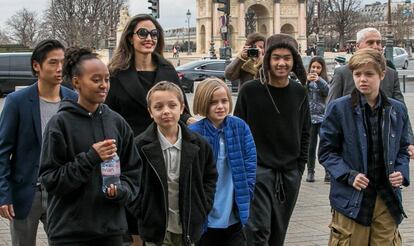 Angelina Jolie y sus seis hijos, a su llegada este martes al museo del Louvre.