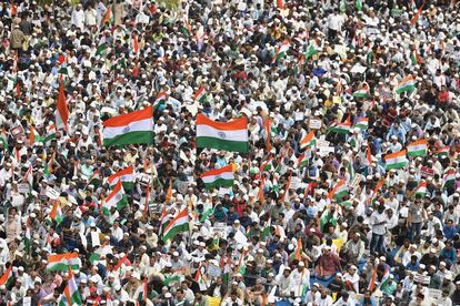 Miles de manifestantes protestan contra la ley de ciudadanía india, en Bangalore. La modificación en la ley hecha por el Ejecutivo de la India ha provocado una oleada de protestas con al menos diez muertos y decenas de heridos y detenidos.
