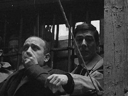 Marco Ferreri (izquierda) y Rafael Azcona, en el rodaje de <i>El pisito, </i>en 1957.
