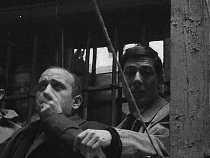 Marco Ferreri (izquierda) y Rafael Azcona, en el rodaje de <i>El pisito, </i>en 1957.