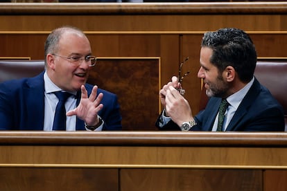 El portavoz parlamentario del PP, Miguel Tellado, conversa con el portavoz nacional del partido, Borja Smper, este mircoles, durante el pleno extraordinario en el Congreso.