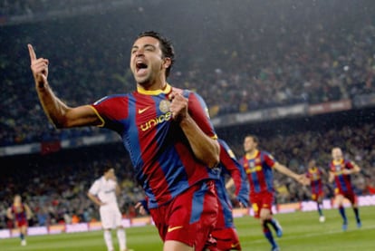 Xavi celebra su gol, el primero del Barça.