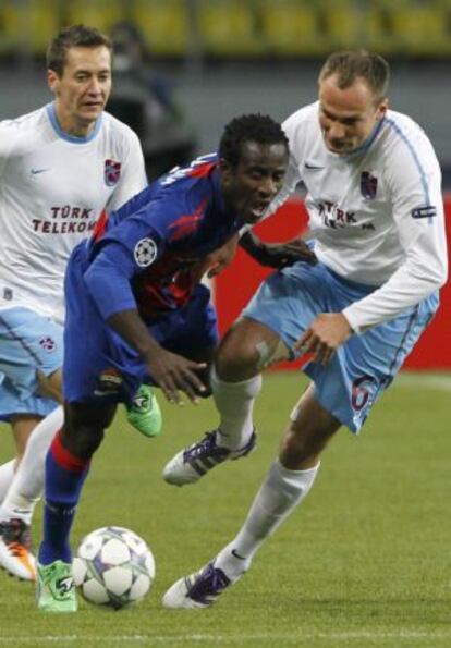 Doumbia trata de eludir a dos defensas del Trabzonspor.