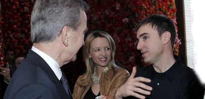 Bernard y Delphine Arnault, con el diseñador Raf Simons.