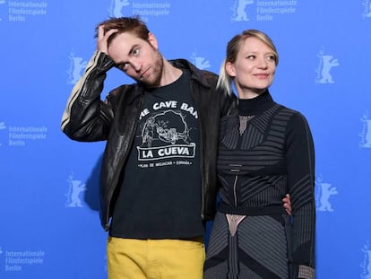 Robert Pattinson, con su camiseta espa&ntilde;ola, y Mia Wasikowska posan en Berl&iacute;n para los fot&oacute;grafos. 