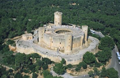 Rodeado de bosque y dominando la bahía de Mallorca se alza uno de los pocos castillos de Europa de planta circular. La fortaleza, de principios del XV, tiene estilo gótico mallorquín y actualmente acoge el museo de historia de Palma. Se asienta sobre kilómetros de cuevas y galerías y se dice que hay un pasadizo secreto que lo conecta con la ciudad.