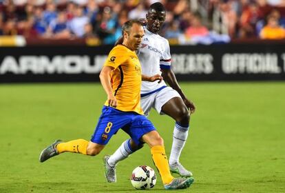 Iniesta, amb la pilota, davant Zouma.