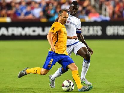 Iniesta, con el bal&oacute;n, ante Zouma.