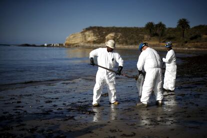 Tasques de neteja a la platja de Refugio, Santa Barbara, dimecres després del vessament de 80.000 litres de petroli pel trencament d'un oleoducte. Es tracta d'una de les zones més turístiques de Califòrnia. Refugio és, a més, una popular zona de càmping.