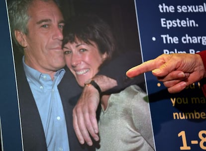 Jeffrey Epstein y Ghislaine Maxwell, retratados en un cartel en Nueva York en julio de 2020.