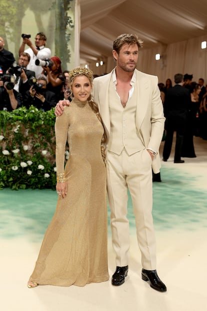 Elsa Pataky y su marido, el actor Chris Hemsworth, que ejerce como anfitrión este año. Tanto el traje blanco de él como el vestido dorado de ella los firma Tom Ford.