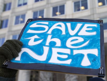 Pie de Foto: Una mujer protesta contra la propuesta de rechazar la Neutralidad en la red frente a la sede de la Federal Communications Commission en Washington DC el 13 de diciembre.