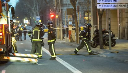 Bomberos trabajando en la extinción de un incendio, imagen de archivo.