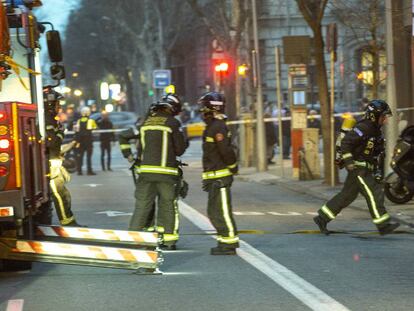 Bomberos trabajando en la extinción de un incendio, imagen de archivo.