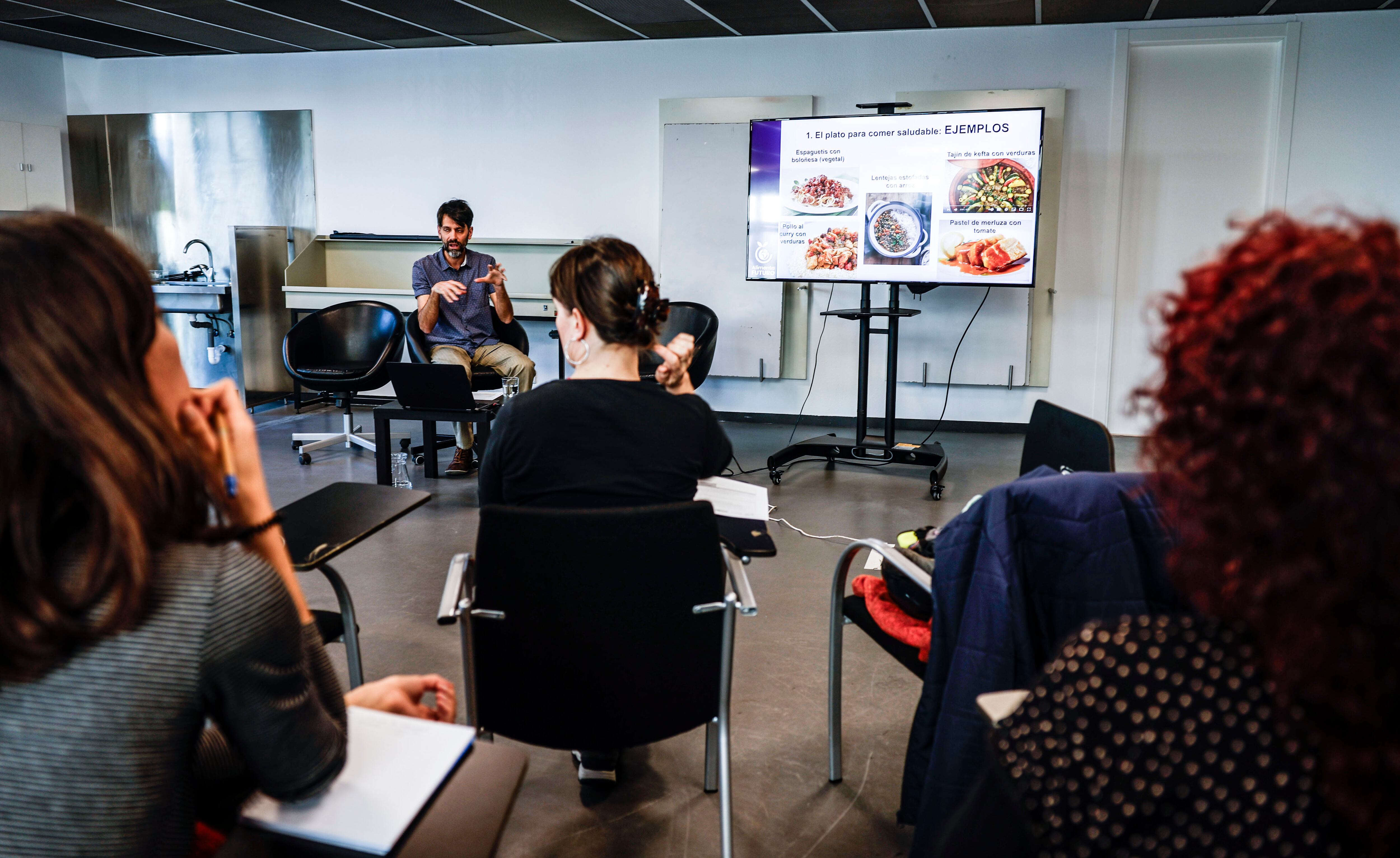 Varios profesores madrileños asisten a una clase sobre cocina educativa en La Casa Encendida de Madrid. 