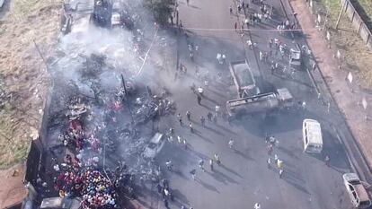 Vista aérea del accidente del camión cisterna en Freetown, Sierra Leona, este sábado.