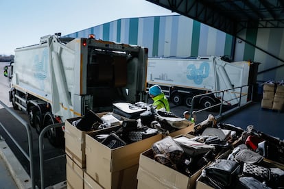 19/12/2023 Productos falsificados que son eliminados en el Almacén de la Villa de Madrid.

La Policía Municipal ha levantado más de 250 actas y atestados y ha detenido a medio centenar de personas

POLITICA 
AYUNTAMIENTO DE MADRID
