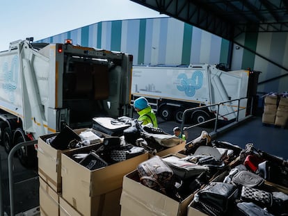 Productos falsificados que son eliminados en el Almacén de la Villa de Madrid.

La Policía Municipal ha levantado más de 250 actas y atestados y ha detenido a medio centenar de personas

POLITICA 
AYUNTAMIENTO DE MADRID