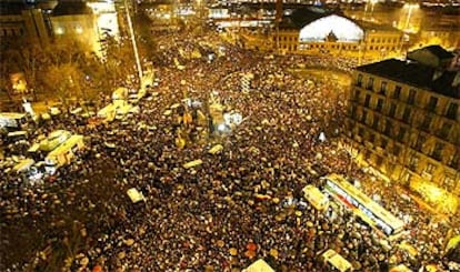 ATOCHA ZONA CERO. La plaza de Atocha se convirtió ayer en la Zona Cero de Madrid, donde cientos de miles de ciudadanos expresaron su rechazo a la violencia terrorista, que ha dejado 199 muertos en la capital y más de 1.400 heridos, en una gigantesca manifestación.