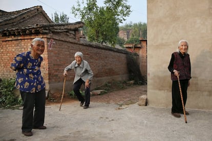 Mujeres del pueblo de Gucheng acompañan a Hao Juxiang (a la derecha) en los alrededores de sus casas. Hao vive en una pequeña comunidad y muchos de sus vecinos conocen su terrible pasado como antigua "mujer de solaz".