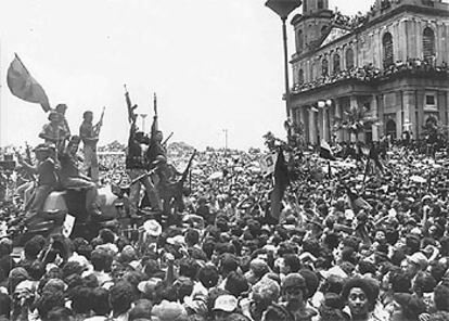 Celebración del triunfo de la revolución sandinista en julio de 1979, frente a la catedral de Managua.