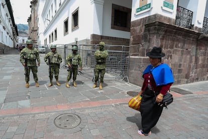 Una mujer camina en el centro de Quito durante el estado de excepción decretado en el país.