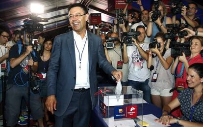 Bartomeu, en el momento de votar.