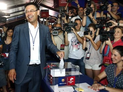 Bartomeu, en el momento de votar.