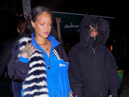 Rihanna y A$AP Rocky salen de un restaurante de Nueva York el 28 de enero de 2022.