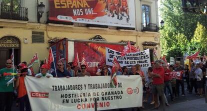 Protesta de trabajadores de la hostelera, este lunes en Granada.