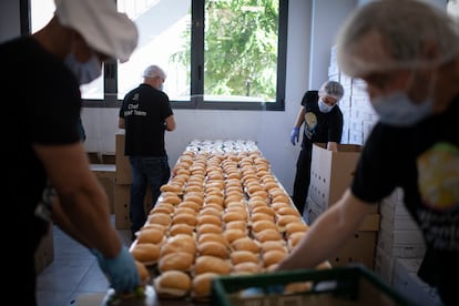 Voluntarios de la ong preparando bocadillos en las cocinas de la Escuela de Hostelería de Santa Eugenia.