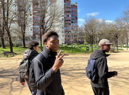 Un grupo de chicos pasea por la Villa Olímpica de Grenoble.