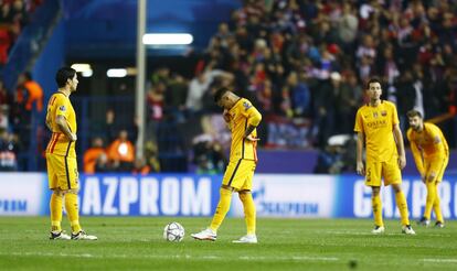 Los jugadores del Barcelona después de gol de Antonie Girezmann.