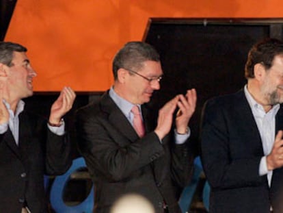 Ángel Acebes, Alberto Ruiz-Gallardón y Mariano Rajoy aplauden a Esperanza Aguirre en el balcón de la sede popular en Génova.