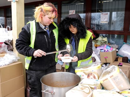 Una voluntaria sirve sopa a refugiados ucranios en la estación polaca de Przemysl.