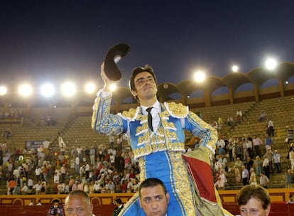 Miguel Ángel Perera, a hombros en la plaza de Algeciras, el 23 de junio de 2017.