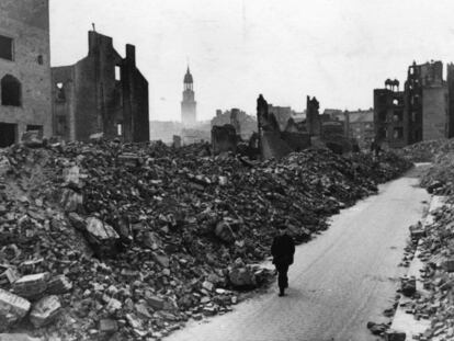 Una figura solitaria camina por Hamburgo tras el fin de la Segunda Guerra Mundial, en 1945.